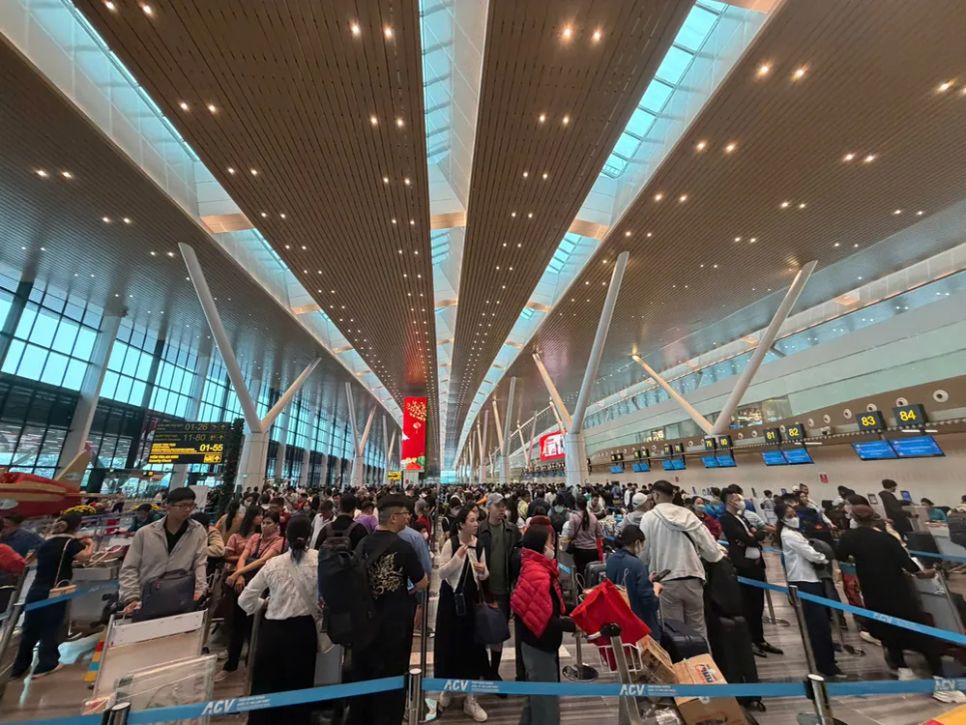 Nhiều tuyến đường dẫn đến Sân bay Tân Sơn Nhất bị ùn ứ