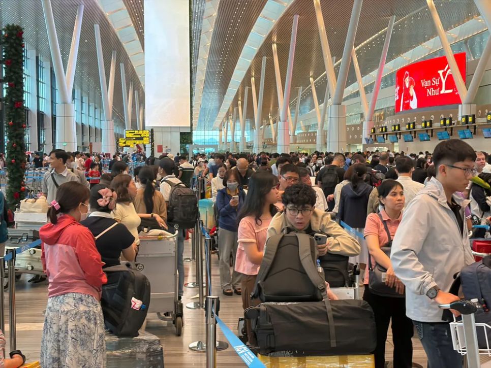 Nhiều tuyến đường dẫn đến Sân bay Tân Sơn Nhất bị ùn ứ