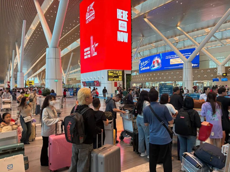 Nhiều tuyến đường dẫn đến Sân bay Tân Sơn Nhất bị ùn ứ