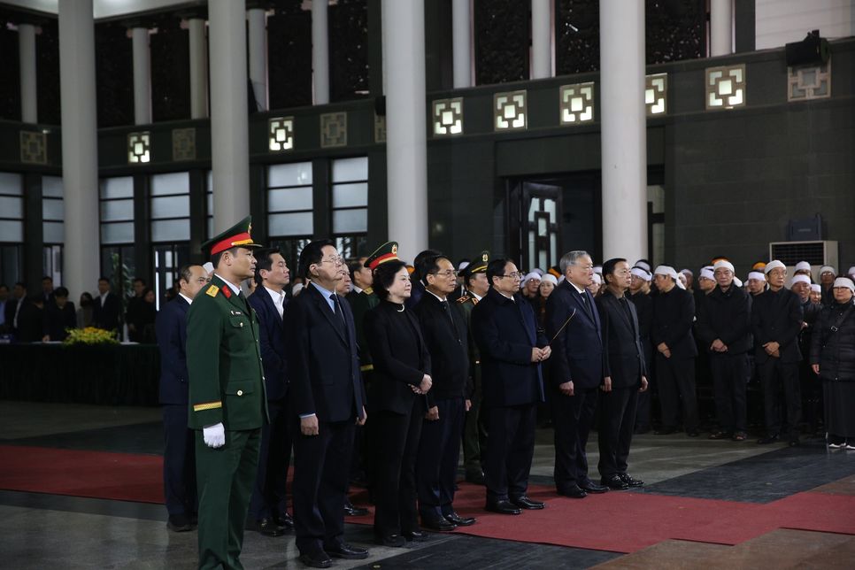 Đoàn Chính phủ do Thủ tướng Chính phủ Phạm Minh Chính làm trưởng đoàn viếng đồng chí Đoàn Duy Thành. Ảnh: VGP/Nguyễn Hoàng