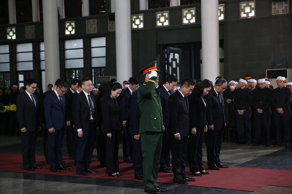 Đoàn Chính phủ do Thủ tướng Chính phủ Phạm Minh Chính làm trưởng đoàn viếng đồng chí Đoàn Duy Thành. Ảnh: VGP/Nguyễn Hoàng