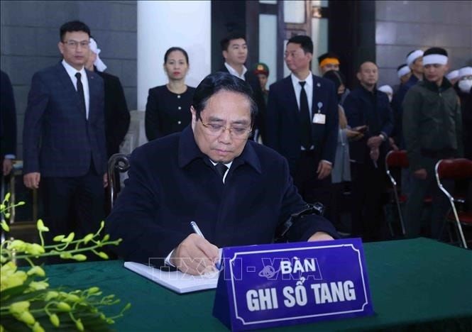 Thủ tướng Phạm Minh Chính ghi sổ tang tại Lễ tang nguyên Phó chủ tịch Hội đồng Bộ trưởng Đoàn Duy Thành. Ảnh: TTXVN