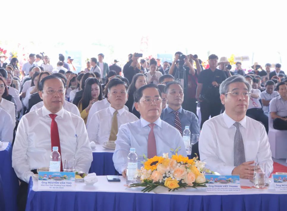 Các đồng chí lãnh đạo TPHCM và nguyên lãnh đạo tỉnh Bà Rịa - Vũng Tàu (trước đây) tham dự lễ khai trương. Ảnh: QUANG VŨ