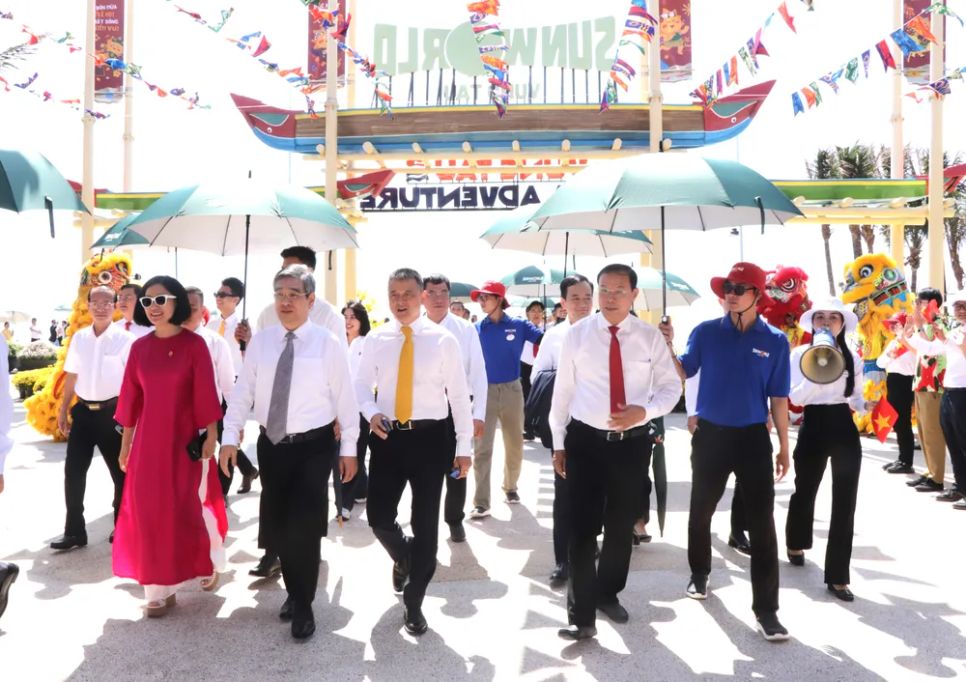 Ngay sau lễ khai trương, các đồng chí lãnh đạo TPHCM tham quan công viên nước Sun World Vũng Tàu Aqua Adventure. Ảnh: QUANG VŨ