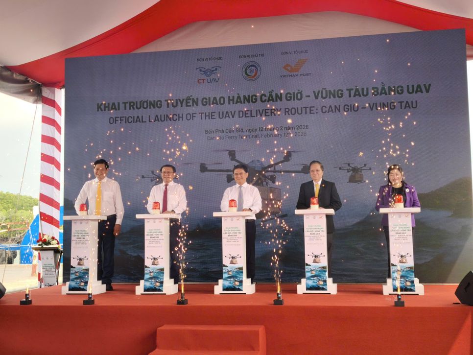 Phó Chủ tịch UBND TP.HCM Nguyễn Mạnh Cường, lãnh đạo Sở Khoa học và Công nghệ TP.HCM cùng doanh nghiệp khai trương tuyến giao hàng Cần Giờ - Vũng Tàu bằng UAV