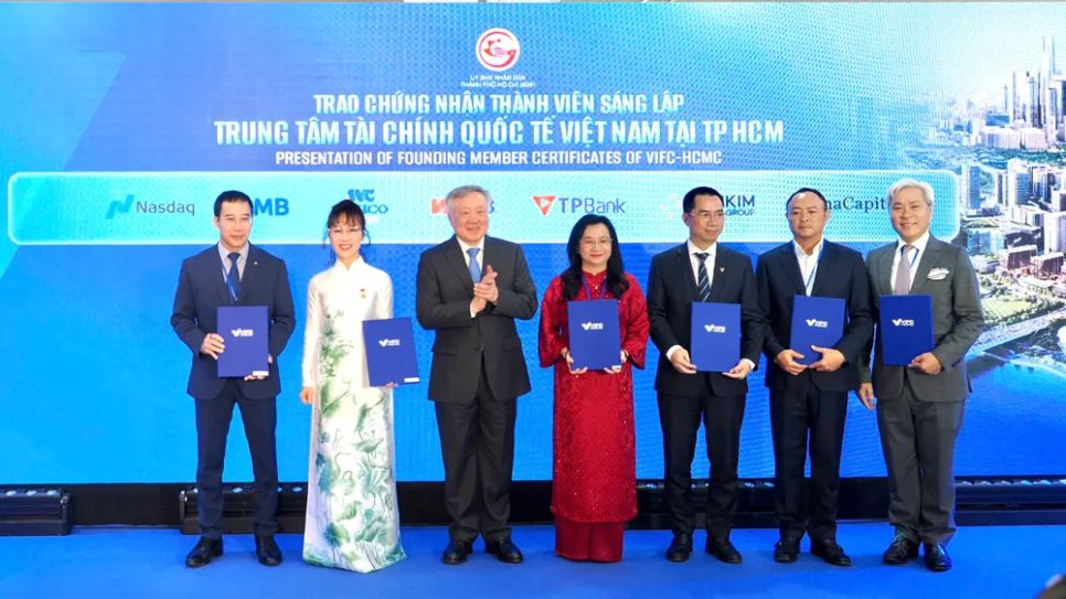 Phó Thủ tướng Thường trực Nguyễn Hòa Bình, Chủ tịch Hội đồng điều hành Trung tâm Tài chính quốc tế tại Việt Nam trao chứng nhận thành viên sáng lập tại Lễ ra mắt VIFC - HCMC. Ảnh: HOÀNG HÙNG