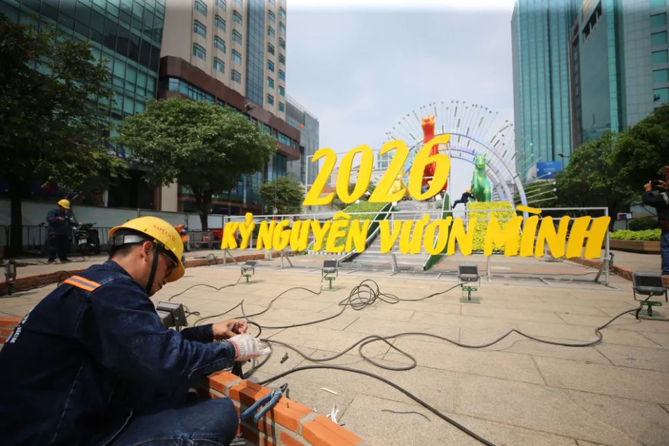 Đội ngũ công nhân thực hiện hệ thống chiếu sáng đang miệt mài hoàn tất những công đoạn cuối. Ảnh: DŨNG PHƯƠNG