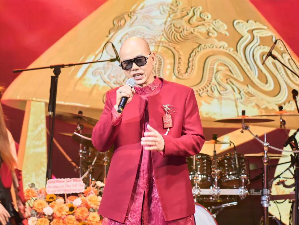 Phan Đinh Tùng trình làng MV “Happy new year”