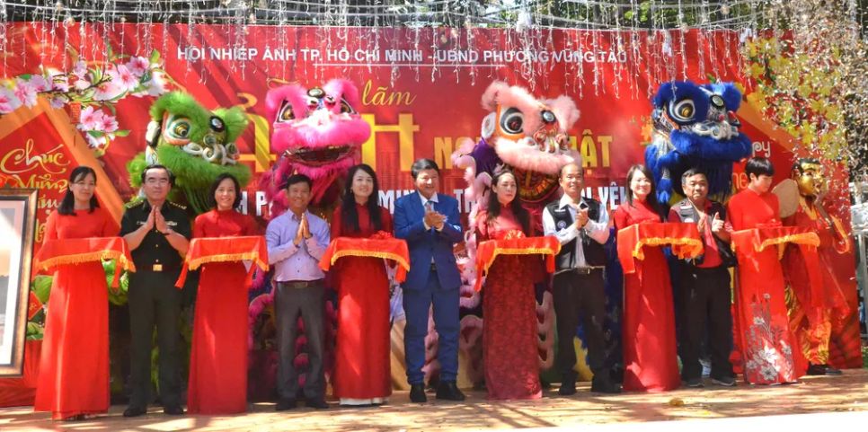 Các đại biểu thực hiện nghi thức cắt băng khai mạc triển lãm. Ảnh: QUANG VŨ