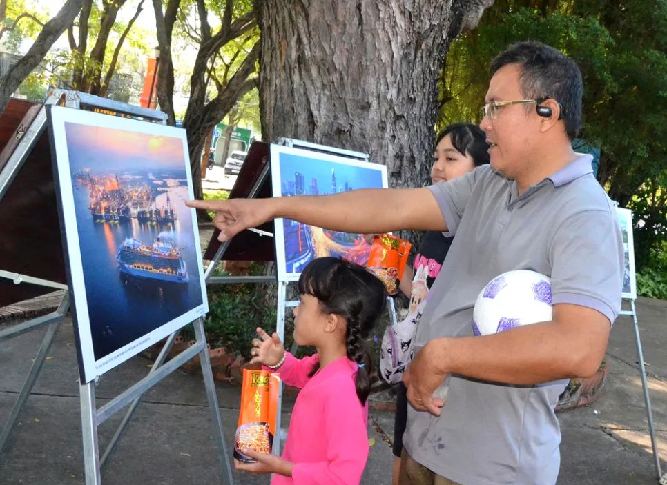 Người dân và du khách tham quan triển lãm trong ngày khau mạc