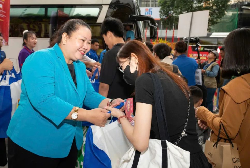 7.000 công nhân về quê đón Tết trên những chuyến xe mùa xuân