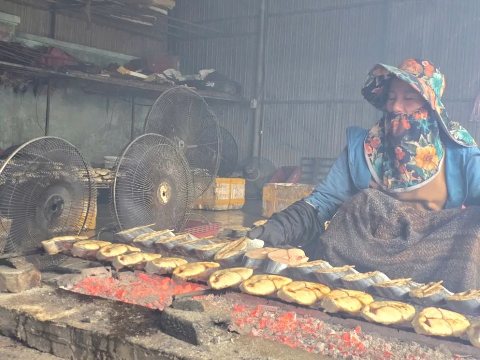 Cá được nướng cẩn thận, khéo léo để đảm bảo thơm ngon, chất lượng