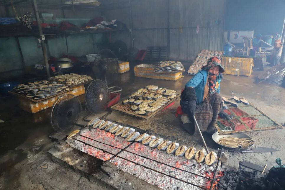 Cảnh tất bật tại cơ sở nướng cá ngày cận tết