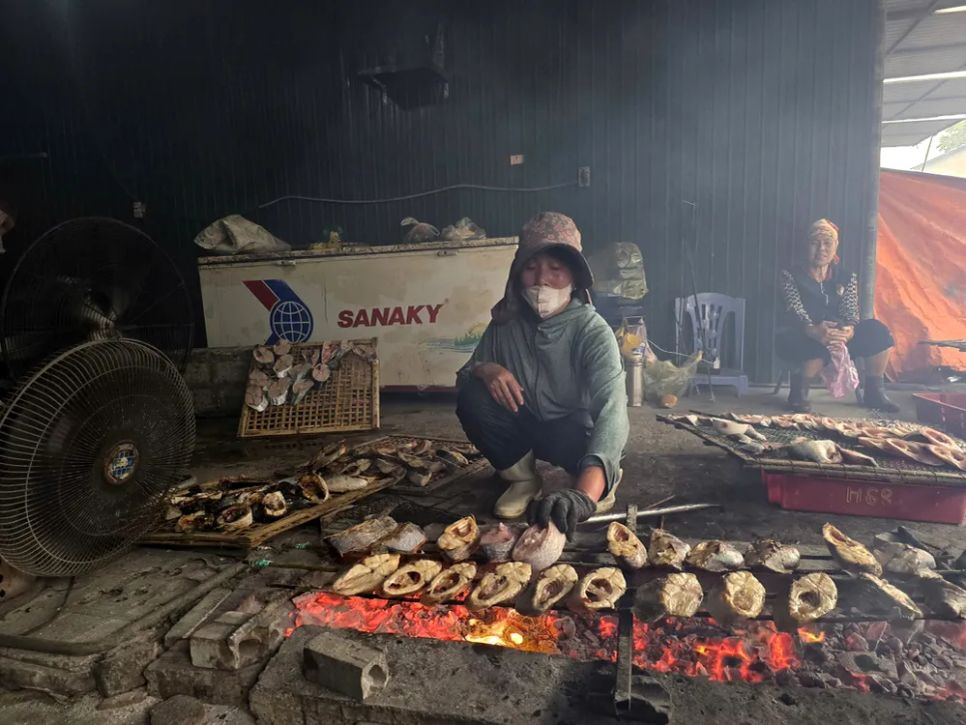 Công việc nướng cá chủ yếu do chị em phụ nữ đảm nhận