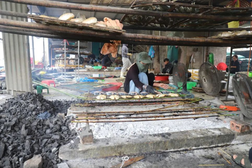 Công việc nướng cá khá bận rộn, phải thức dậy từ sớm