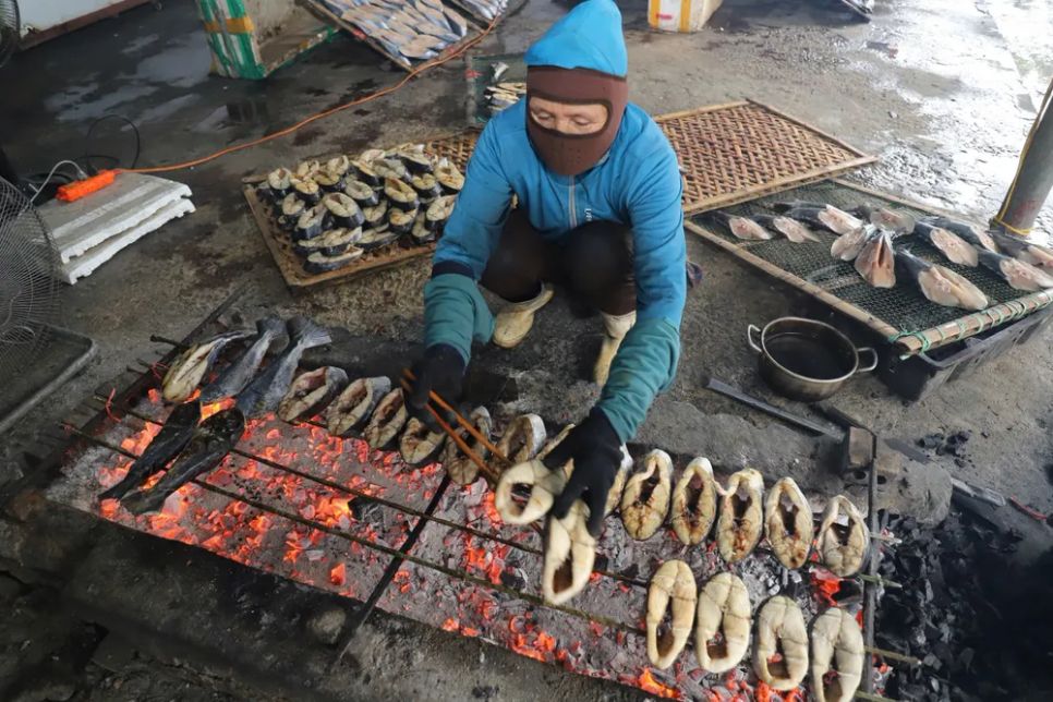 Nghề nướng cá tạo nhiều việc làm cho người lao động địa phương