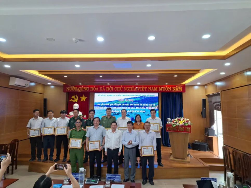 Giám đốc Sở NN-MT Nguyễn Toàn Thắng (thứ 3 từ trái sang) khen thưởng cho các đơn vị có thành tích xuất sắc