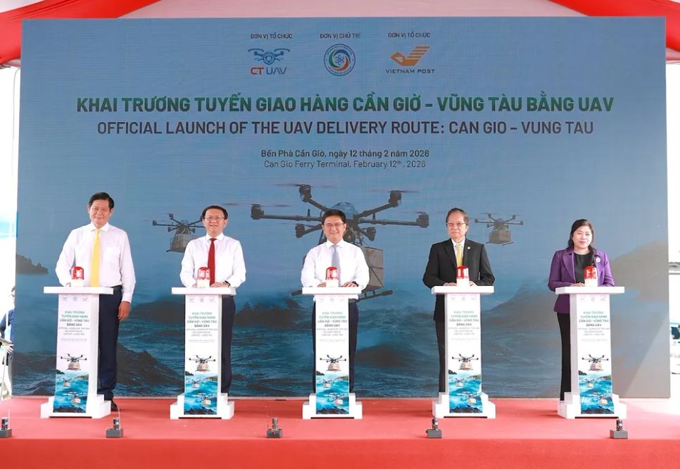 Phó Chủ tịch UBND TPHCM Nguyễn Mạnh Cường cùng các đại biểu ấn nút khởi động chương trình. Ảnh: QUANG HUY