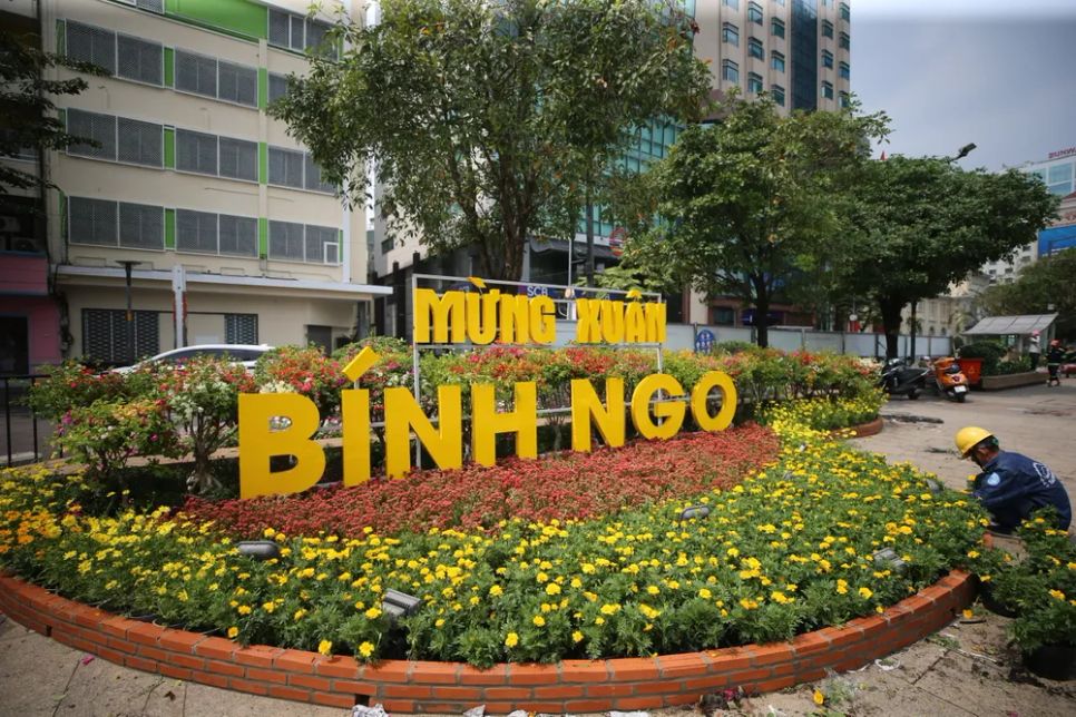 Đường hoa Tết Nguyễn Huệ dần hình thành