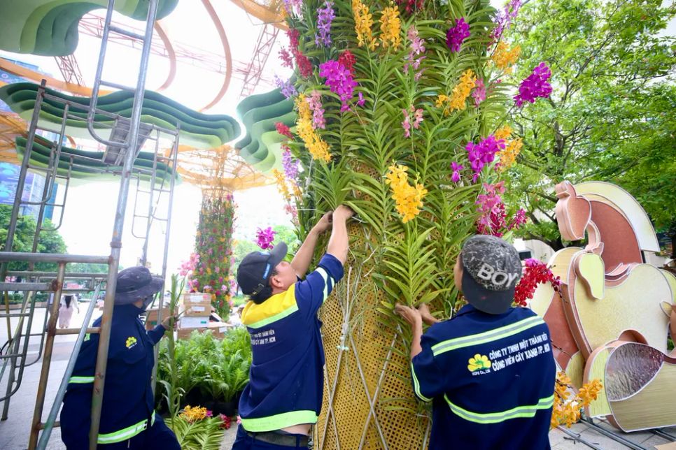 Đường hoa Tết Nguyễn Huệ dần hình thành