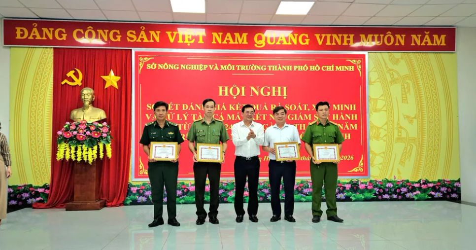 Giám đốc Sở NN-MT TPHCM Nguyễn Toàn Thắng trao giấy khen cho các cho các cá nhân có thành tích xuất sắc trong thực hiện nhiệm vụ
