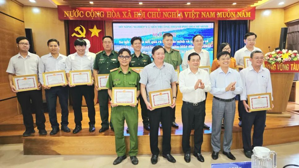 Giám đốc Sở NN-MT TPHCM Nguyễn Toàn Thắng trao giấy khen của Sở NN-MT cho các cho các cá nhân có thành tích xuất sắc trong thực hiện nhiệm vụ