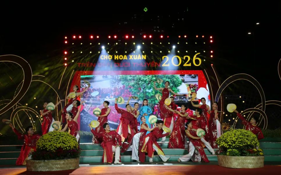 Ca sĩ Cẩm Ly biểu diễn bài hát 