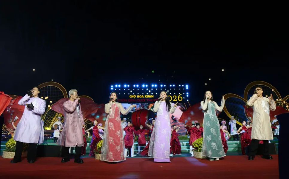 Nhóm MTV và nhóm Nhật Nguyệt biểu diễn ca khúc 