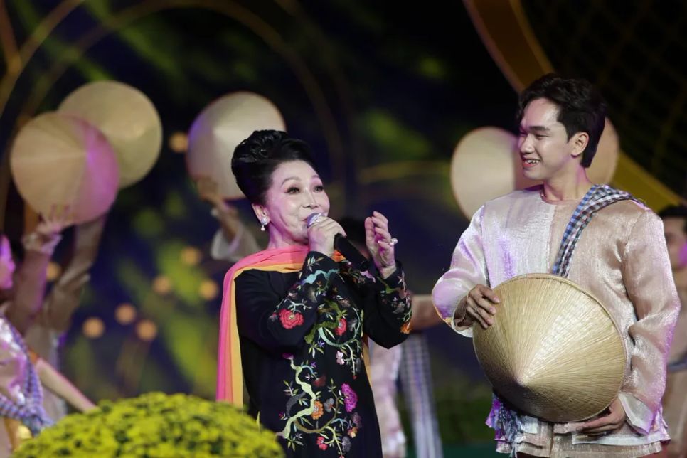 NSND Bạch Tuyết biểu diễn bài tân cổ 