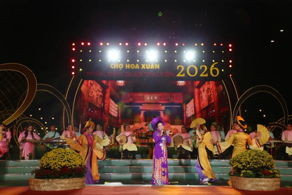 NSƯT Vân Khánh biểu diễn trong hoạt cảnh 