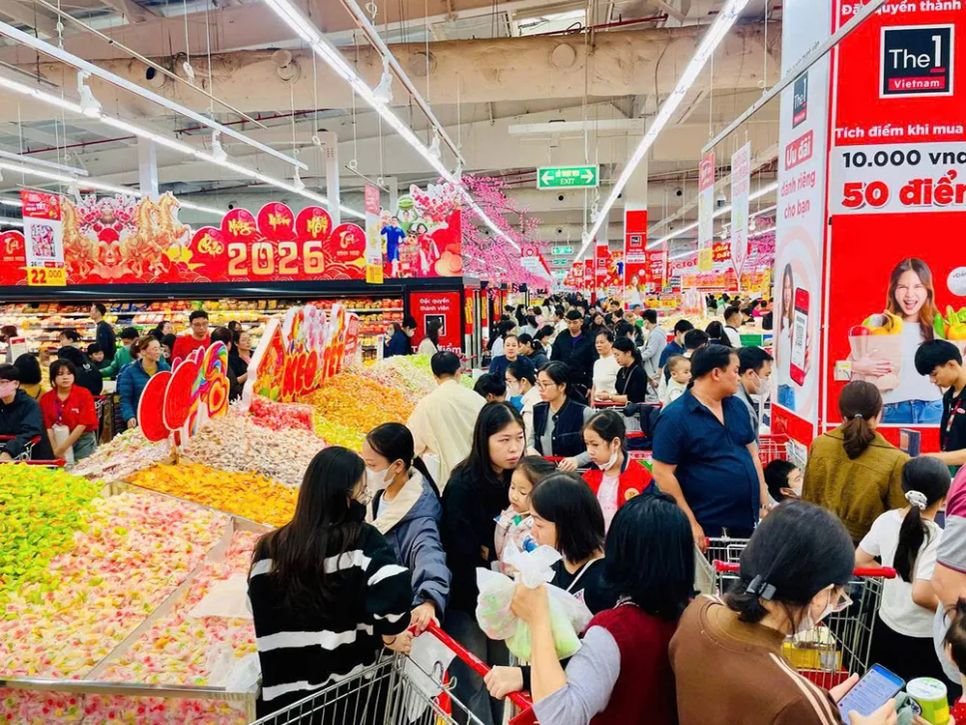 Người tiêu dùng mua sắm bánh kẹo, mứt tết tại hệ thống siêu thị GO!. ẢNH: HÂN GIA