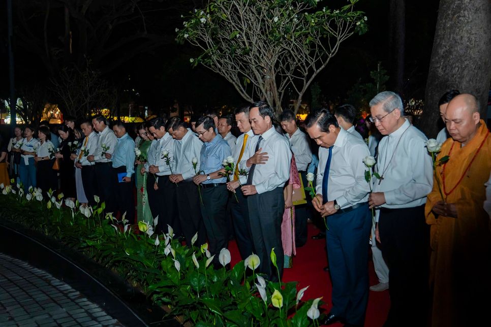 Lãnh đạo Thành phố, các đại biểu tham dự cũng đã dành 1 phút mặc niệm các nạn nhân tử vong do Covid-19, dâng hoa tưởng niệm tại Tượng đài Trung tâm