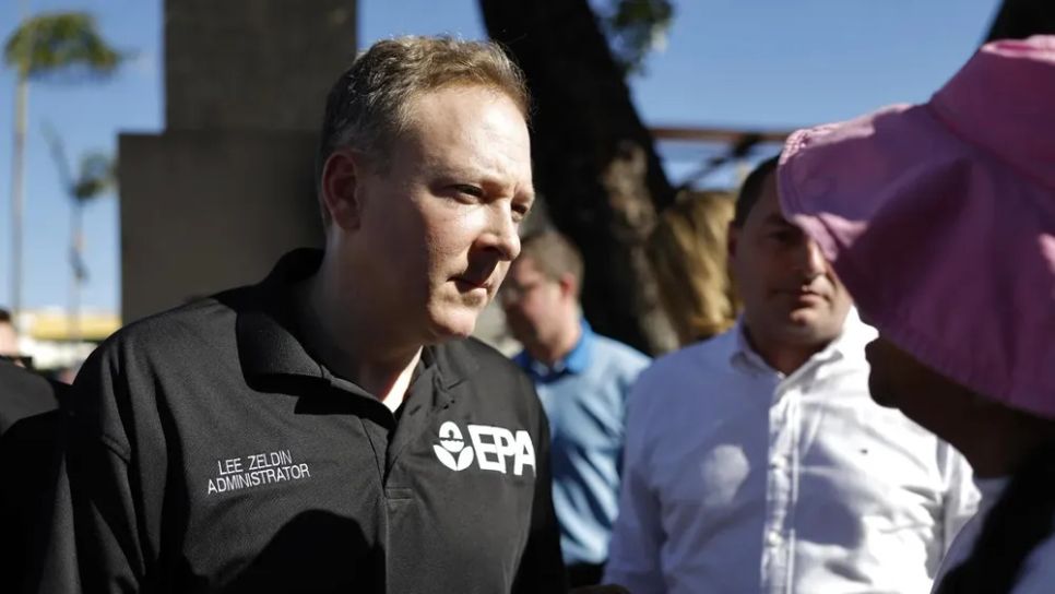 Giám đốc EPA Lee Zeldin gặp gỡ cư dân tại Pacific Palisades, California. Ảnh: Getty Images