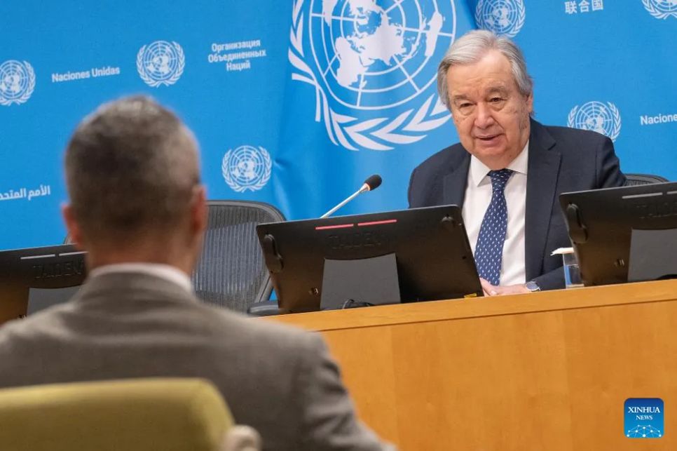 Tổng thư ký Liên hợp quốc Antonio Guterres (phải) phát biểu về thành phần của một nhóm chuyên gia khoa học quốc tế mới về trí tuệ nhân tạo. Ảnh: THX