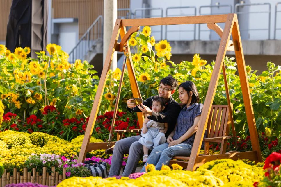 Công viên hoa Saigon Marina IFC thu hút nhiều gia đình đến tham quan, thưởng lãm