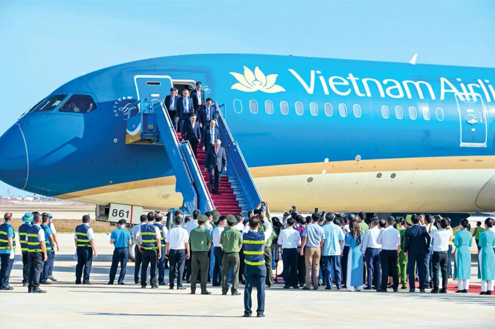 Chuyến bay chính thức đầu tiên của VN Airlines đáp xuống sân bay Long Thành chở theo lãnh đạo Chính phủ và các bộ, ngành Trung ương.