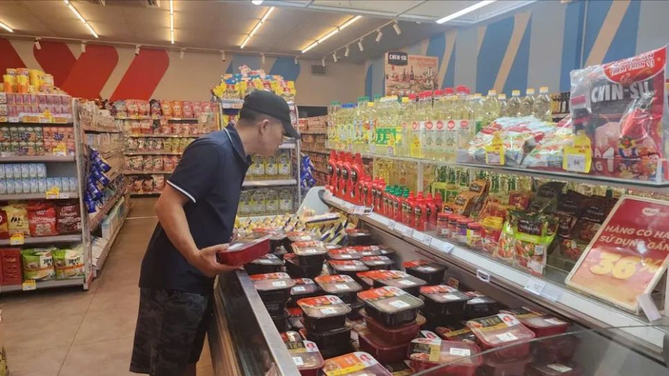 Khách hàng mua thịt heo tại siêu thị Vinmart, phường An Hội Đông Khách hàng mua thịt heo tại siêu thị Vinmart, phường An Hội Đông