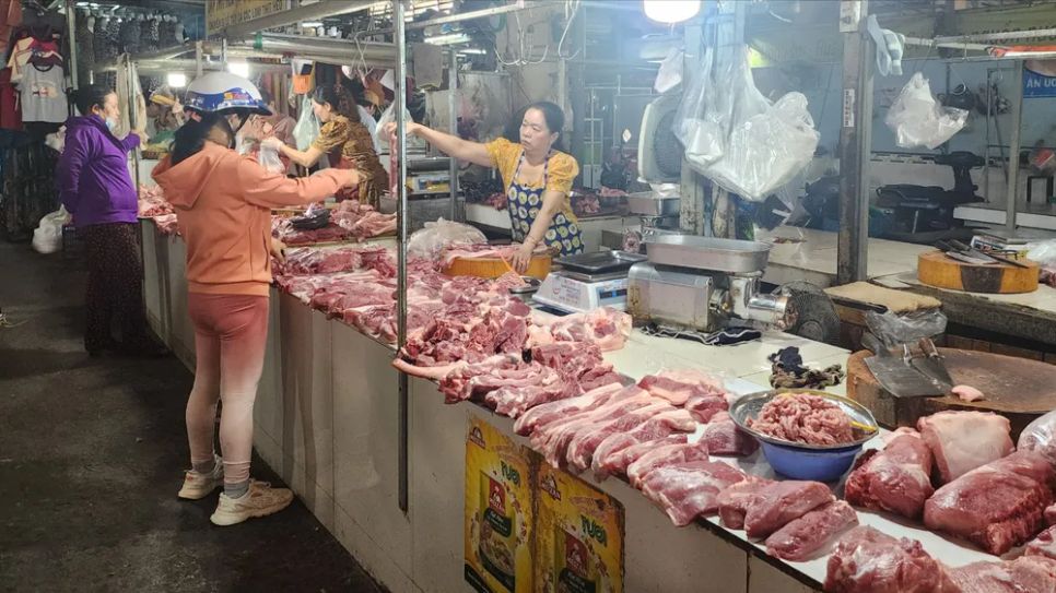Người dân mua thịt heo ngày cận tết tại chợ An Nhơn (phường An Nhơn) Người dân mua thịt heo ngày cận tết tại chợ An Nhơn (phường An Nhơn)