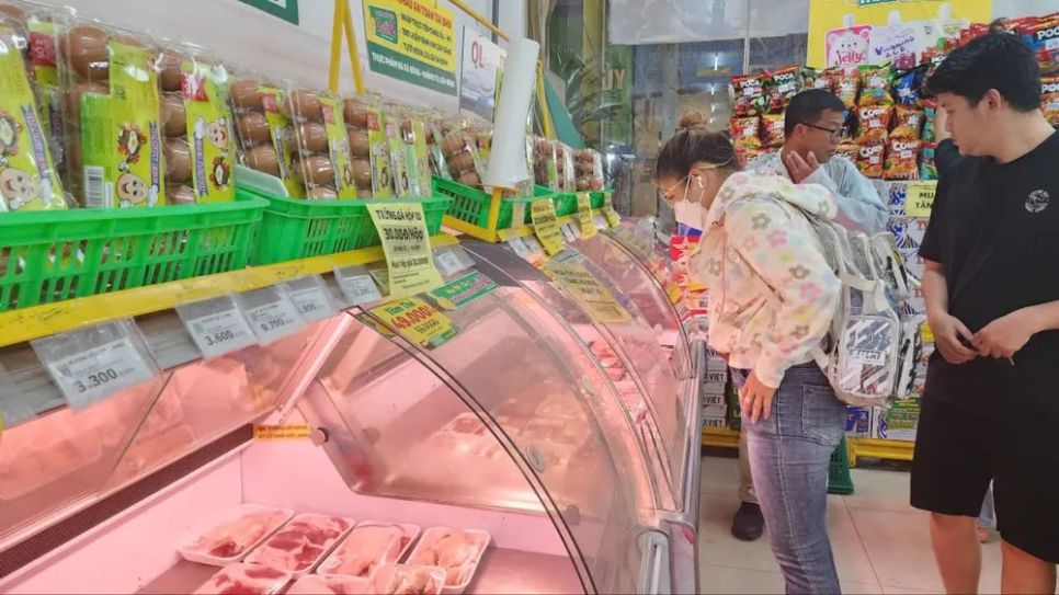 Người dân mua thịt tại Bách Hóa Xanh Người dân mua thịt tại Bách Hóa Xanh