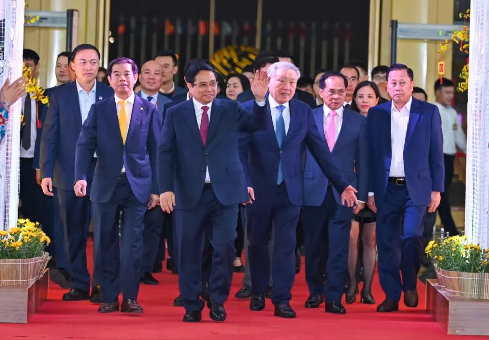 Thủ tướng Phạm Minh Chính cùng các đại biểu tham dự lễ bế mạc Hội chợ Mùa Xuân lần thứ nhất năm 2026