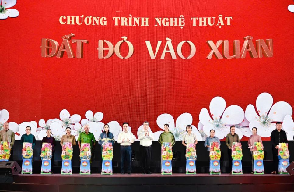 Lãnh đạo Thành ủy TPHCM tặng quà cho các hộ chính sách, khó khăn xã Đất Đỏ