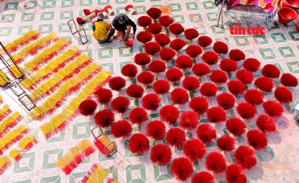 Giữ 'lửa' nghề se nhang tại Lê Minh Xuân