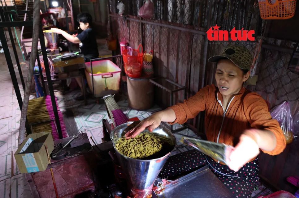Giữ 'lửa' nghề se nhang tại Lê Minh Xuân