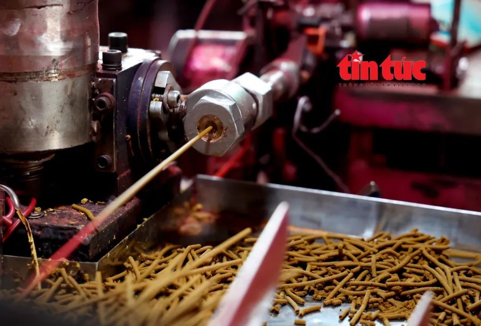 Giữ 'lửa' nghề se nhang tại Lê Minh Xuân