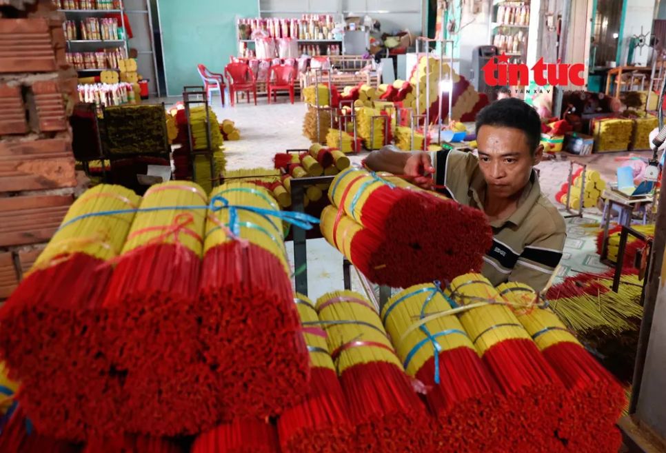 Giữ 'lửa' nghề se nhang tại Lê Minh Xuân