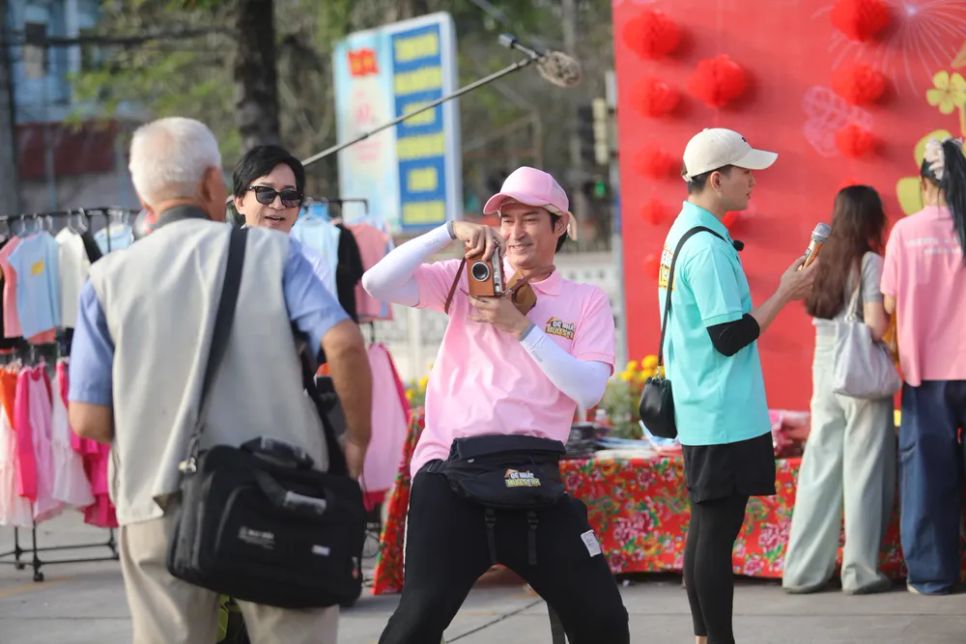 Các nghệ sĩ không quên bày tỏ sự biết ơn và gửi lời chúc năm mới đến bà con có mặt, làm nên bức tranh xuân thân quen ở 