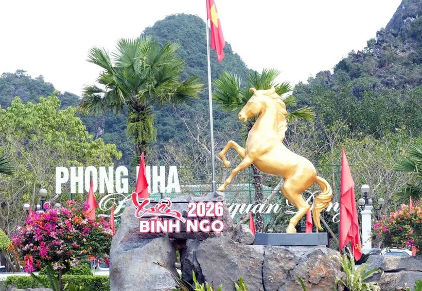 Linh vật năm Bính Ngọ 2026 được đặt ở nơi trang trọng tại Trung tâm Du lịch Phong Nha-Kẻ Bàng. (Ảnh: Tá Chuyên/TTXVN)