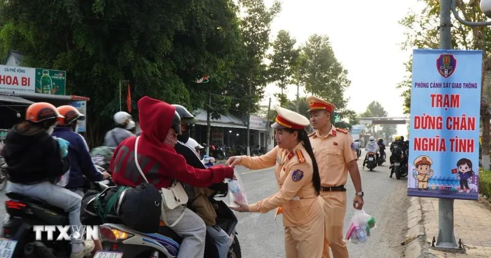 Người lao động TPHCM từng đoàn đổ về quê đón Tết bằng xe máy