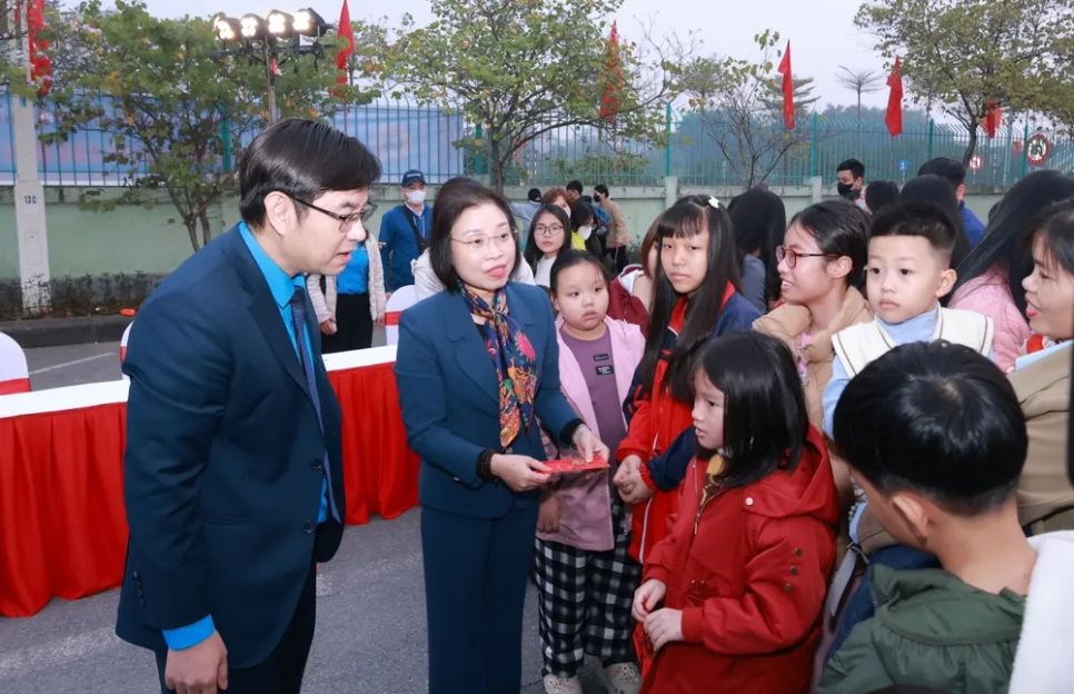 Bà Phạm Thị Thanh Mai, Phó Chủ tịch Hội đồng nhân dân thành phố Hà Nội lì xì, tặng quà cho con em công nhân, người lao động
