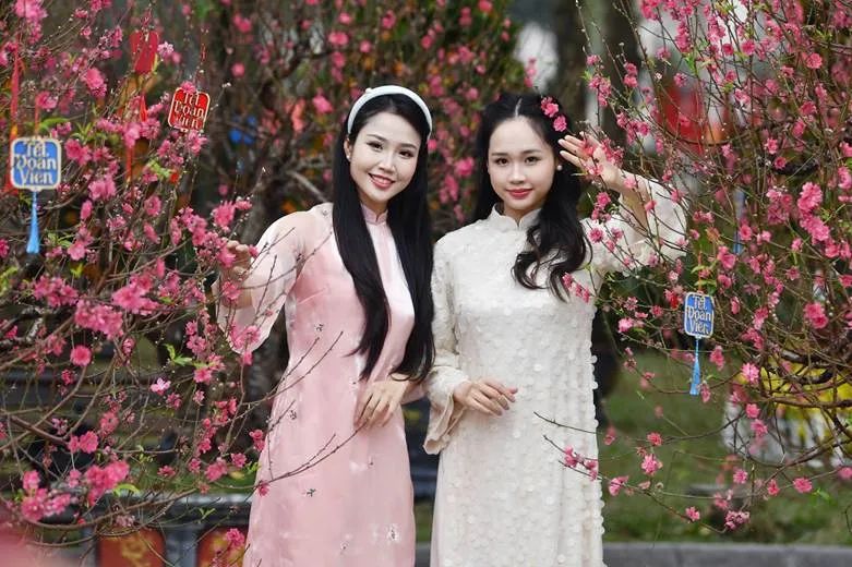 Các nam thanh nữ tú “lên đồ” du xuân trên con đường ngập sắc đỏ vàng